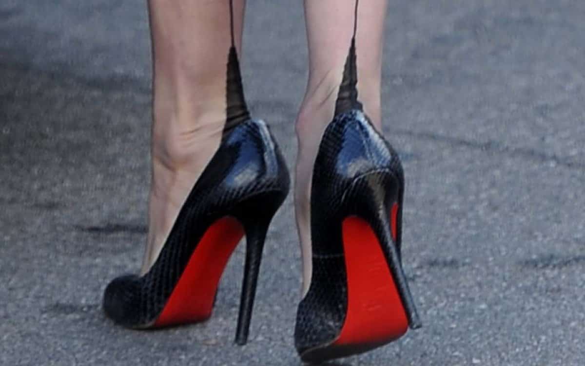 Por qué las suelas color rojo de los zapatos del diseñador