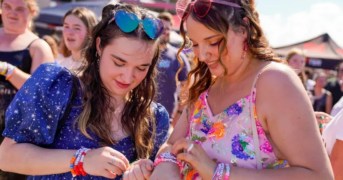 Friendship bracelets reduce ansiedad