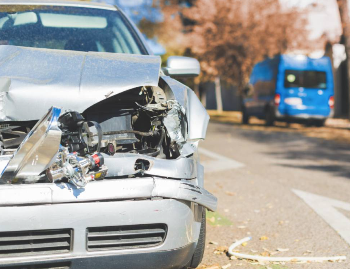 Conductor evita choque y sufre aparatosa volcadura en la CDMX (video